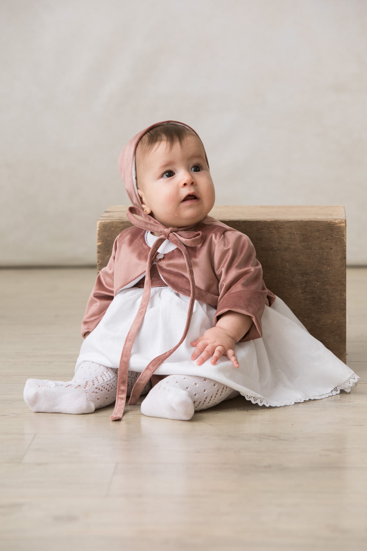 bolero de bebe en terciopelo rosa nude
