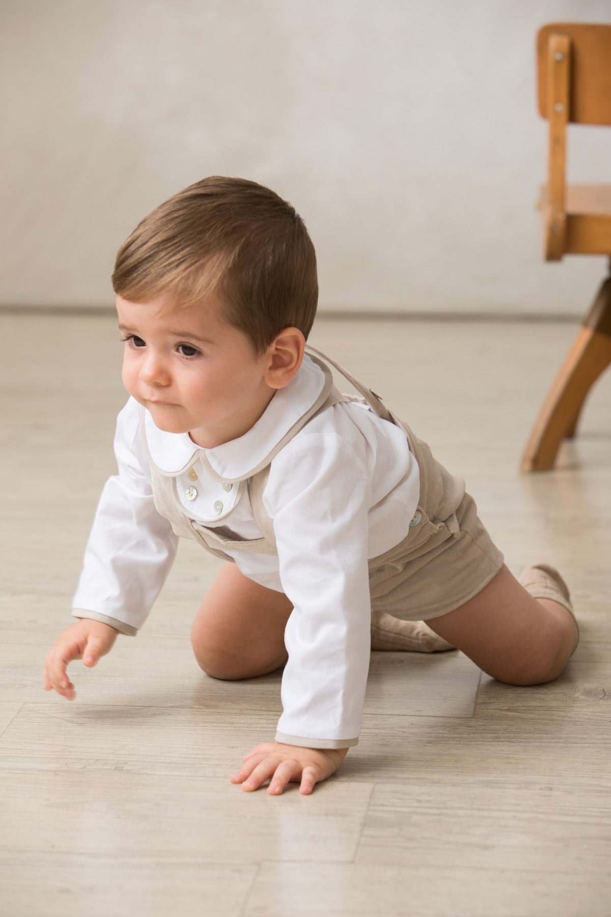 camisa de bebe de manga larga y cuello beige