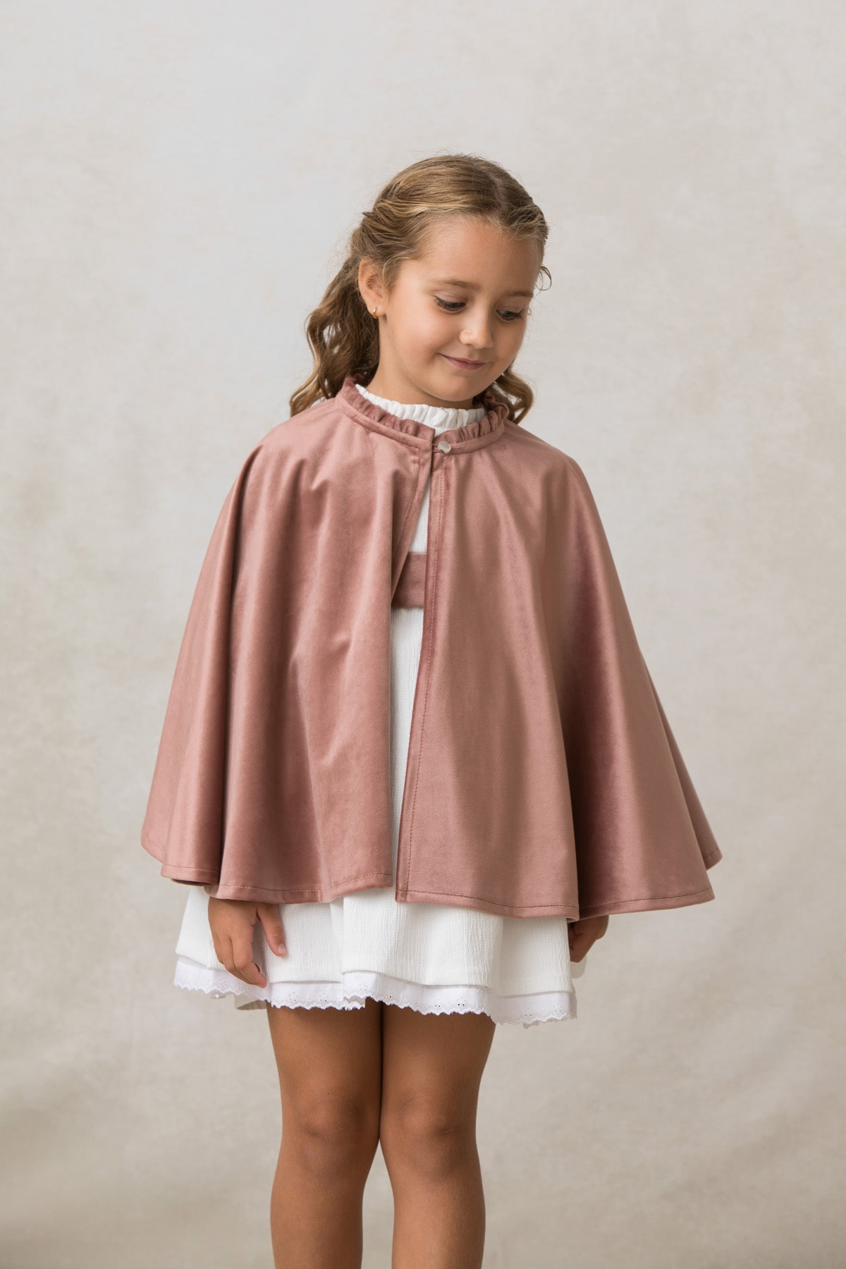 capa de niña para ceremonia en terciopelo rosa nude