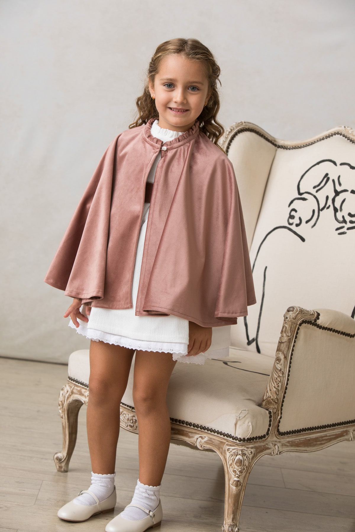 capa de niña para ceremonia en terciopelo rosa