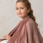 capa de niña en terciopelo rosa nude