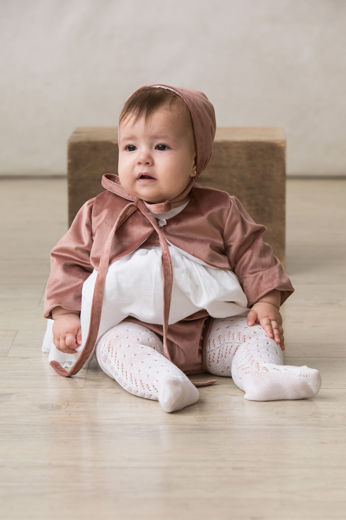 capota de bebe sencilla en terciopelo rosa nude