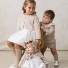 chaqueta de bebe en terciopelo beige de ceremonia con cuello redondo