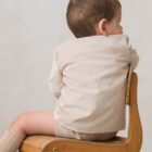 chaqueta de bebe en terciopelo beige de cuello redondo