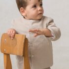 chaqueta de terciopelo beige para bebe de cuello redondo