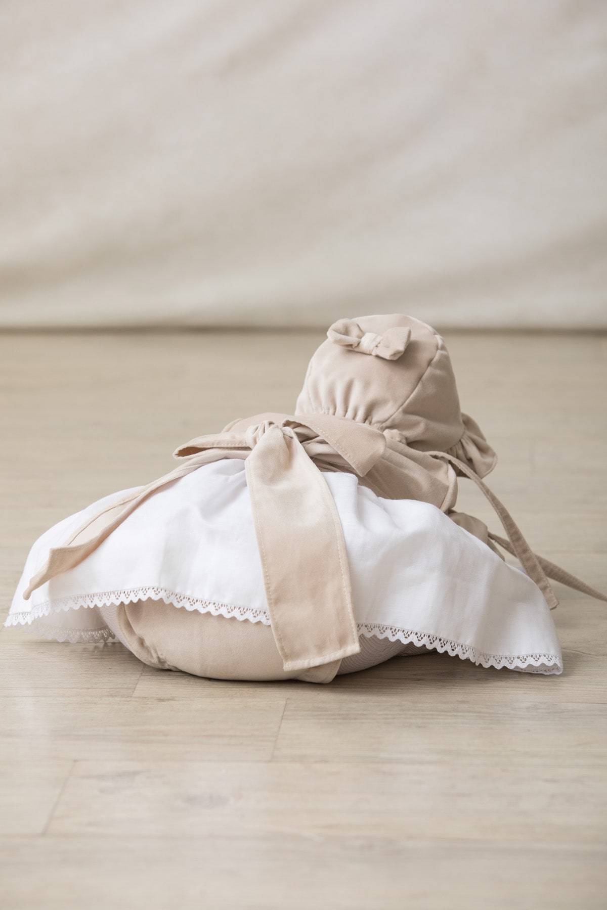 cubrepanal-braguita-bebe-terciopelo-beige-claro cubrepañal braguita de bebe en terciopelo beige claro