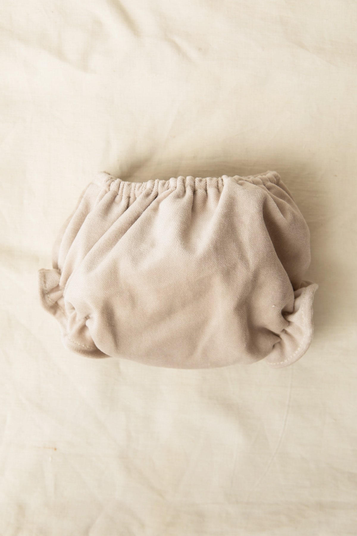 cubrepanal-braguita-bebe-terciopelo-beige cubrepañal braguita de bebe en terciopelo beige