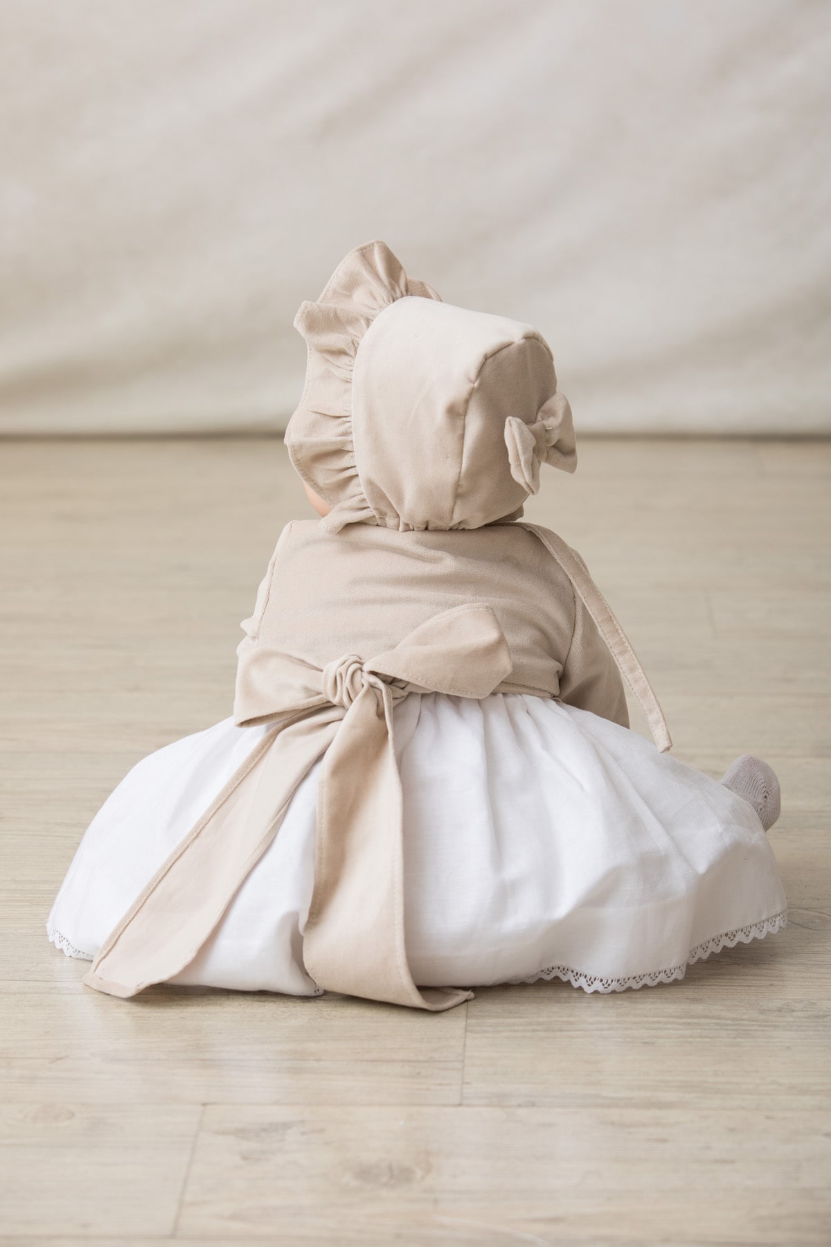 fajin de bebe de ceremonia en terciopelo beige