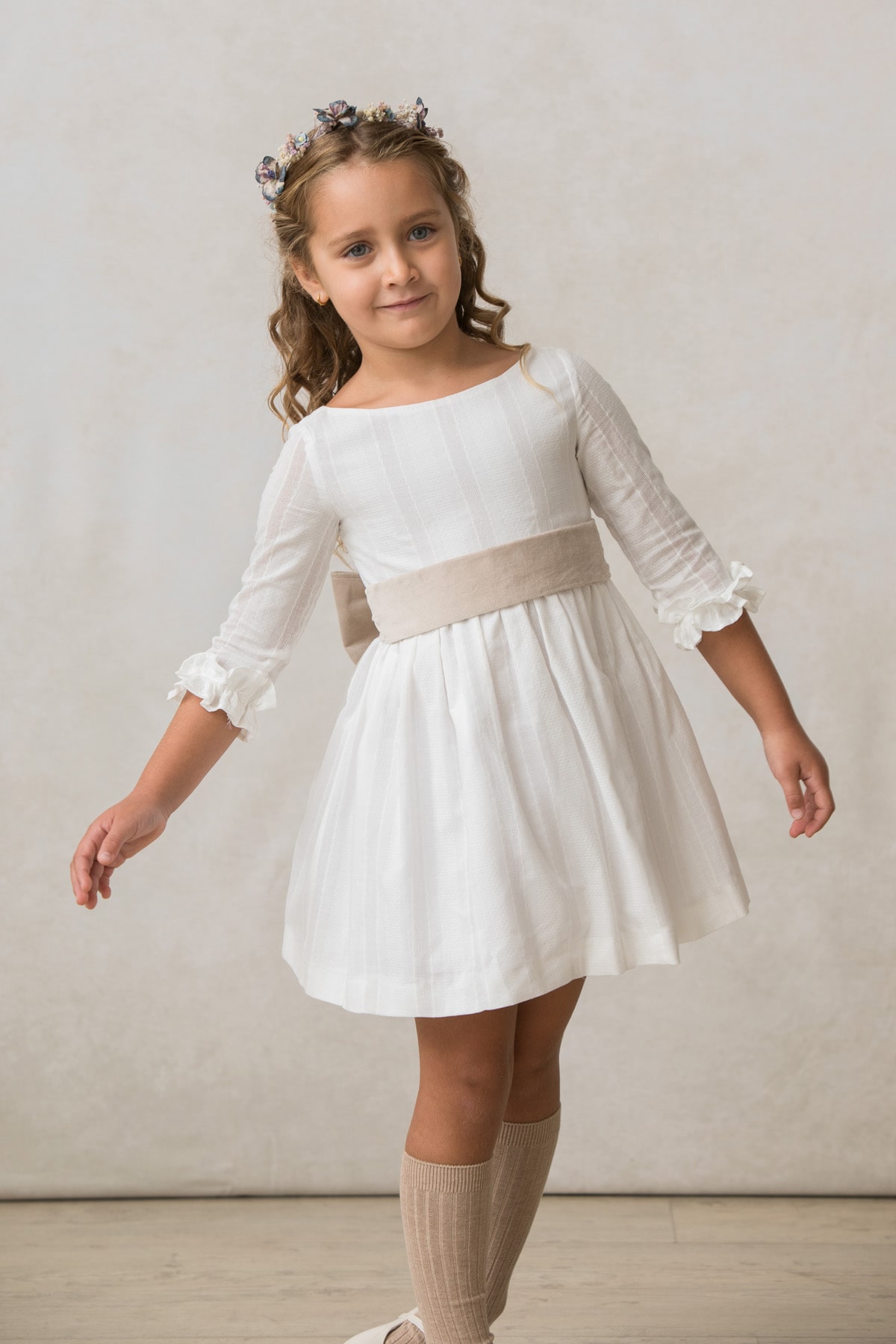 fajin de ceremonia para niña con lazo en terciopelo beige