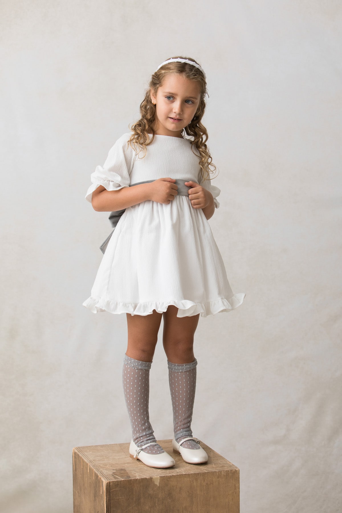 fajin para lazada de ceremonia para niña en terciopelo gris