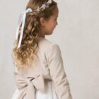 fajin con lazo de vestido de niña en terciopelo beige