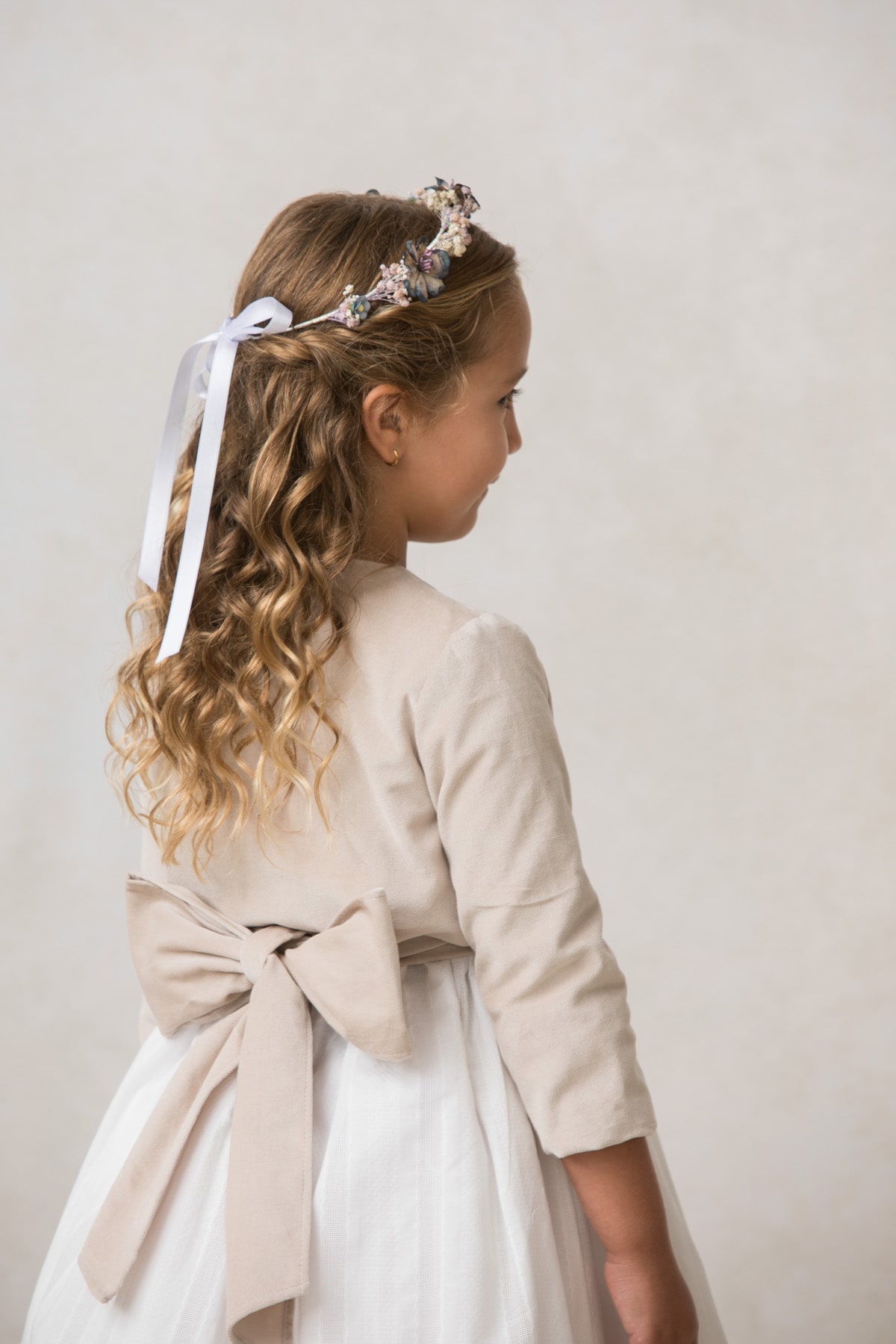 fajin con lazo de vestido de niña en terciopelo beige