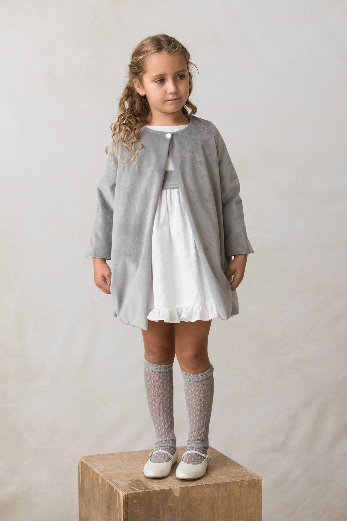 fajin con lazo de vestido de niña en terciopelo gris