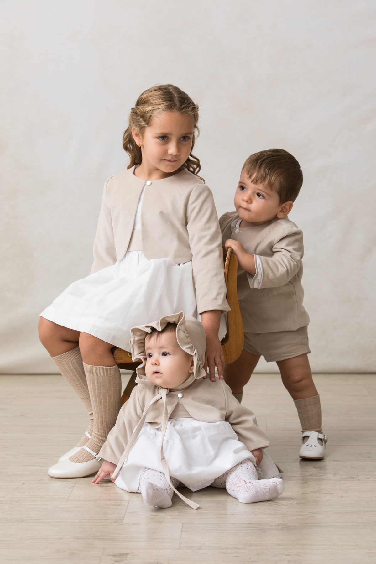 fajin con lazos de bebe de ceremonia en terciopelo beige