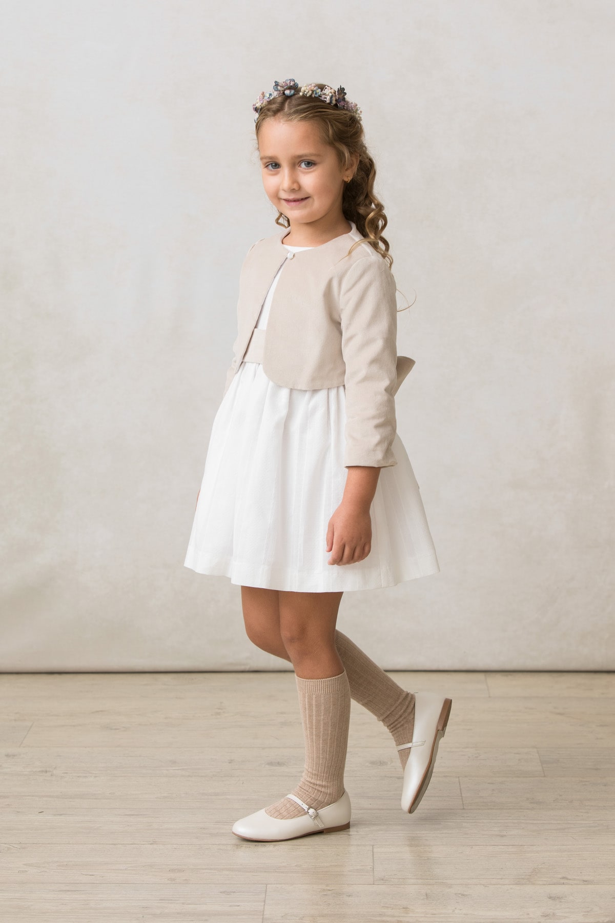 fajin liso con lazo de ceremonia para niña en terciopelo beige