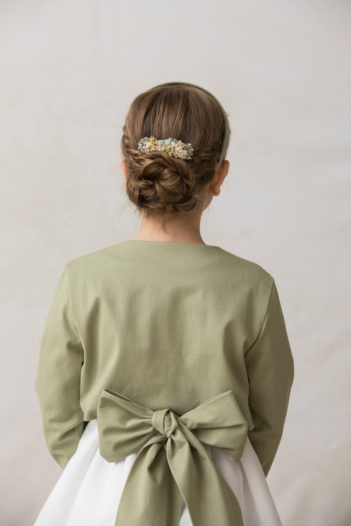 fajin de tablas de ceremonia de niña en verde oliva