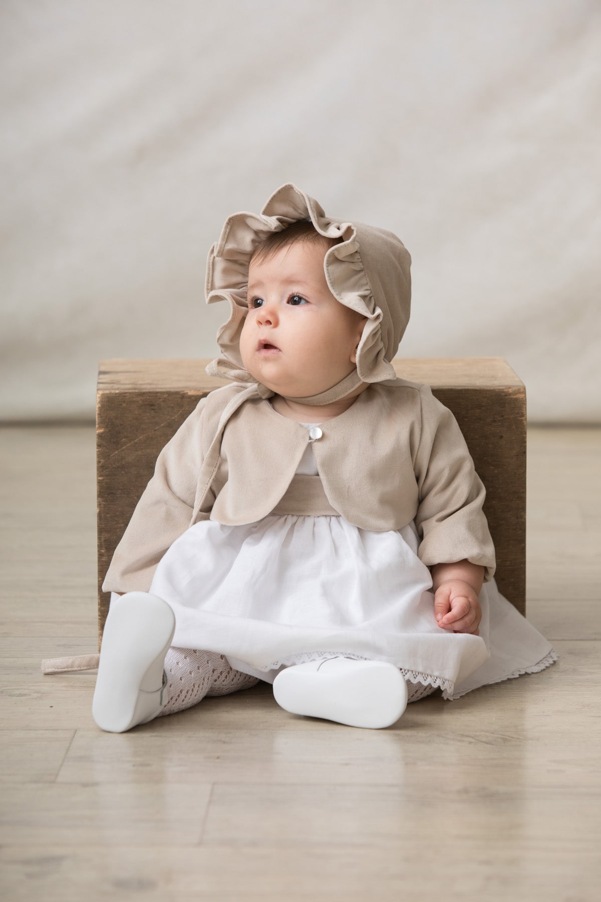 fajin con lazo de bebe en terciopelo beige
