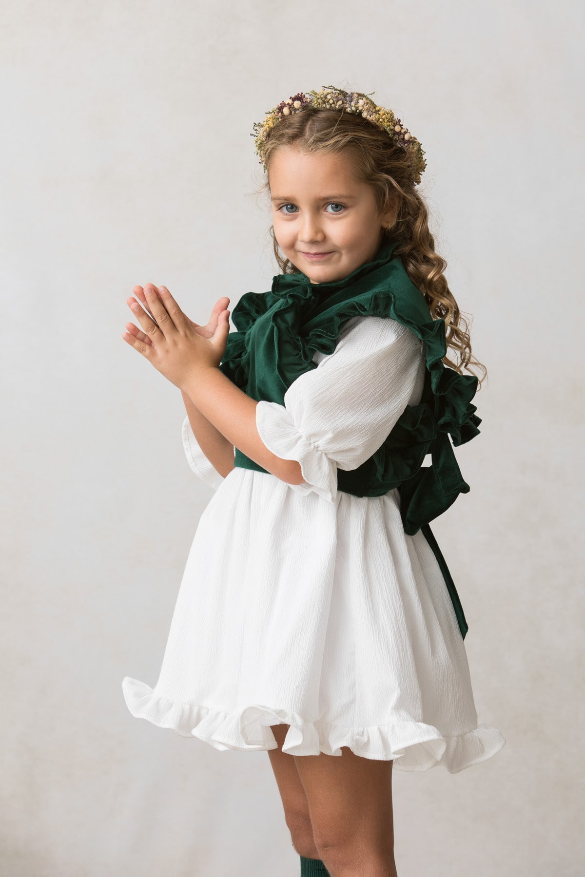 mañanita de niña en terciopelo verde botella