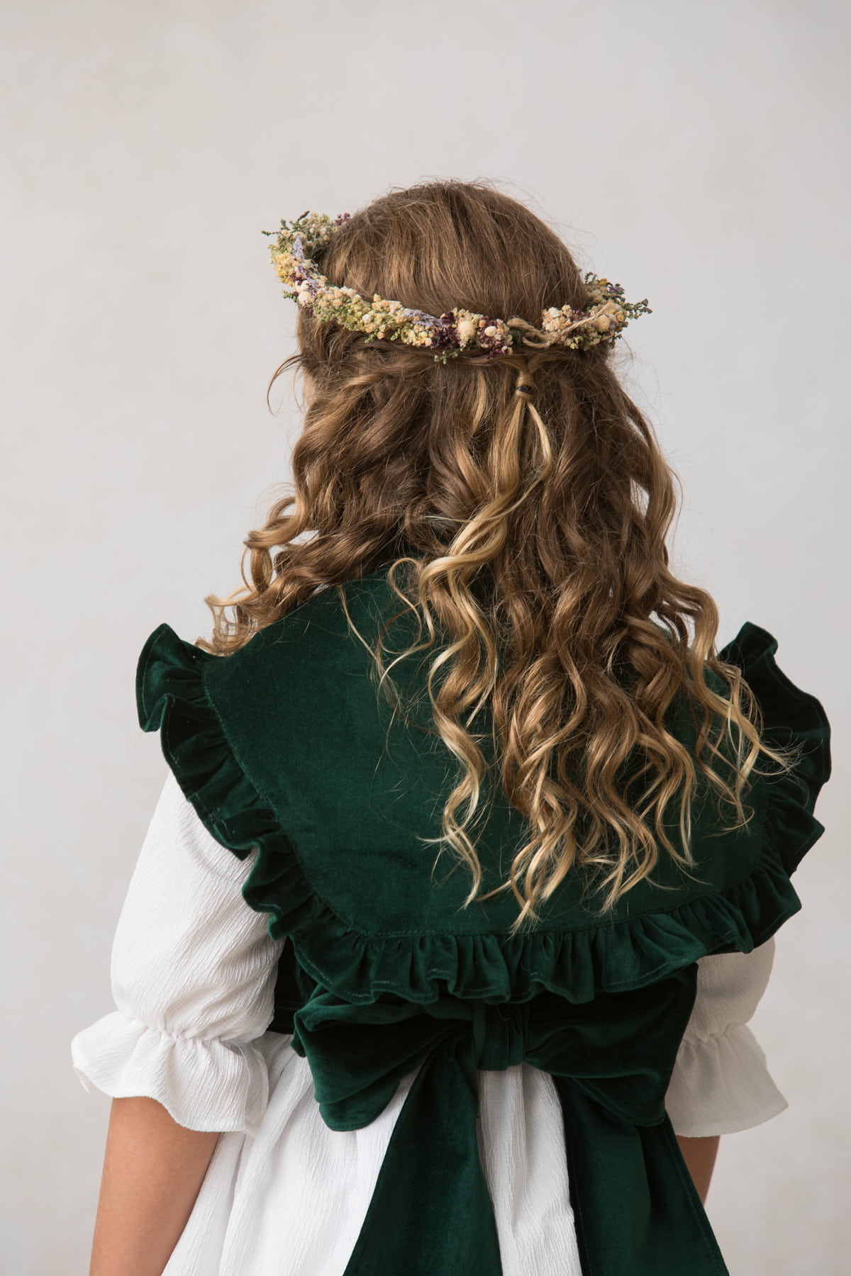 mañanita de terciopelo de niña en verde botella