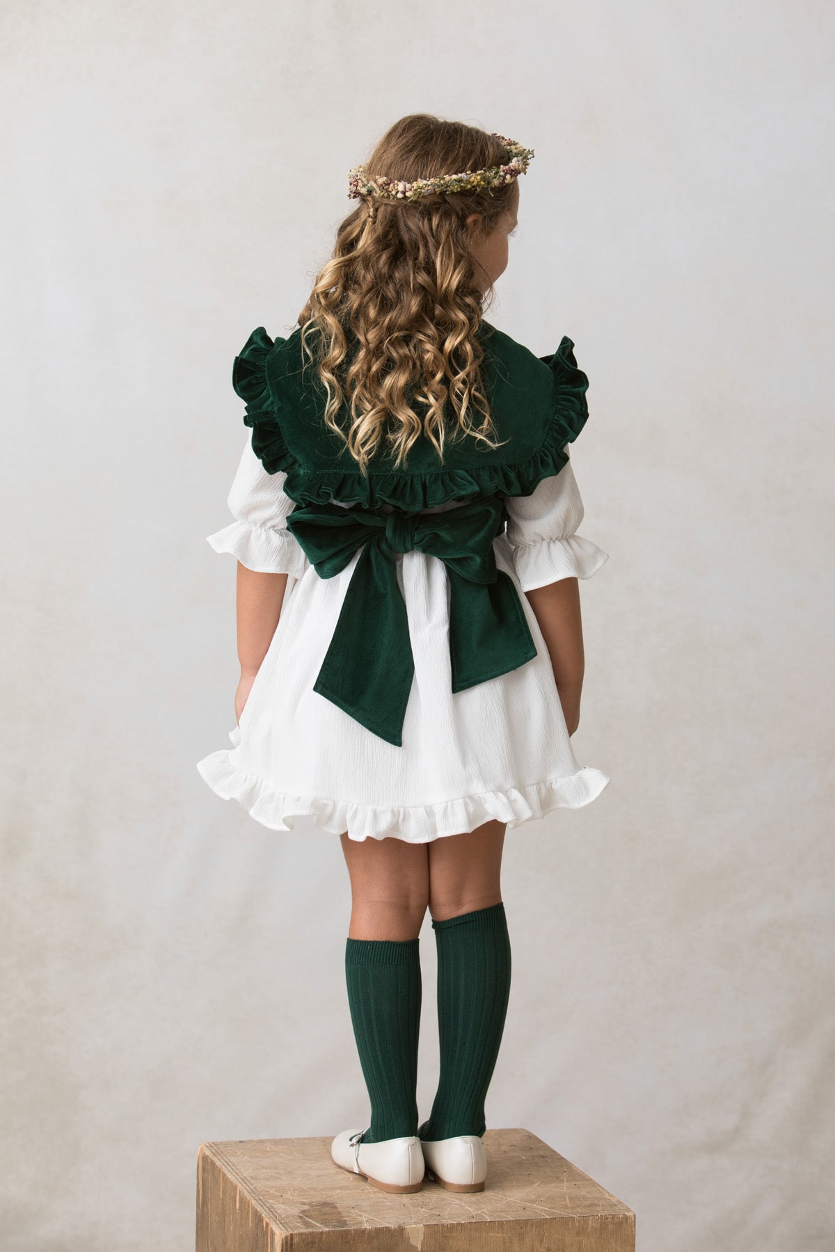 mañanita de terciopelo verde botella para ceremonia de niña