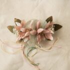 tocado de pelo en flor y cuerda