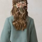 tocado de pelo de niña de ceremonia en flor y cuerda