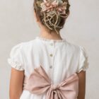 tocado de pelo de niña en flor y cuerda