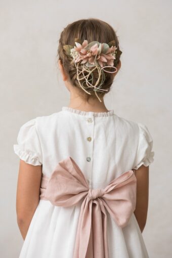 tocado de pelo de niña en flor y cuerda