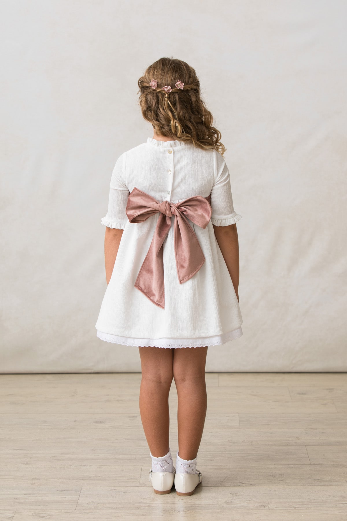 vestido de ceremonia de niña en crepe blanco con manga a codo