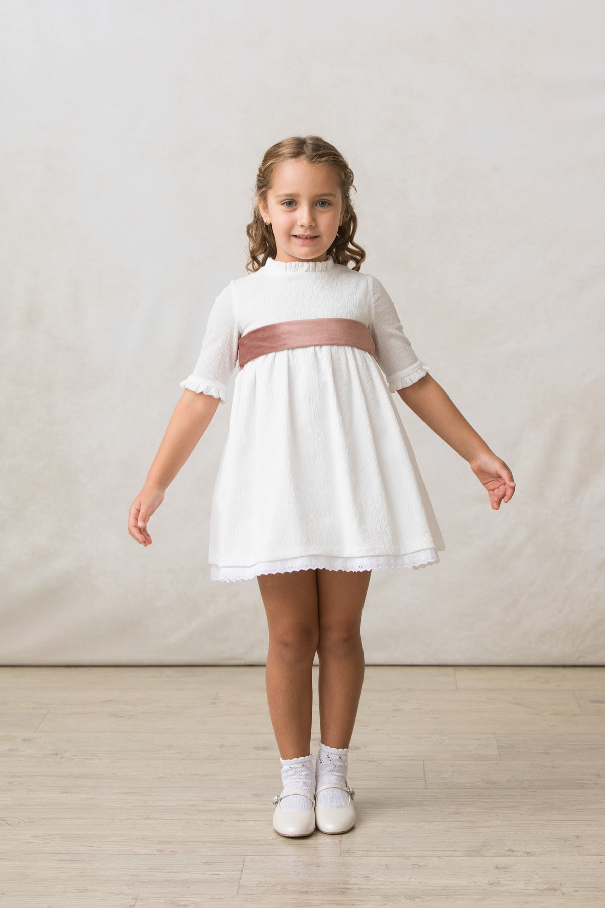 vestido de ceremonia de niña en crepe blanco