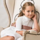 vestido de ceremonia de niña en crepe con manga a codo