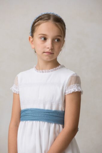 vestido de comunion de niña de organza con manga cuchara transparente