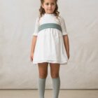 vestido de niña para ceremonia en crepe blanco con manga a codo