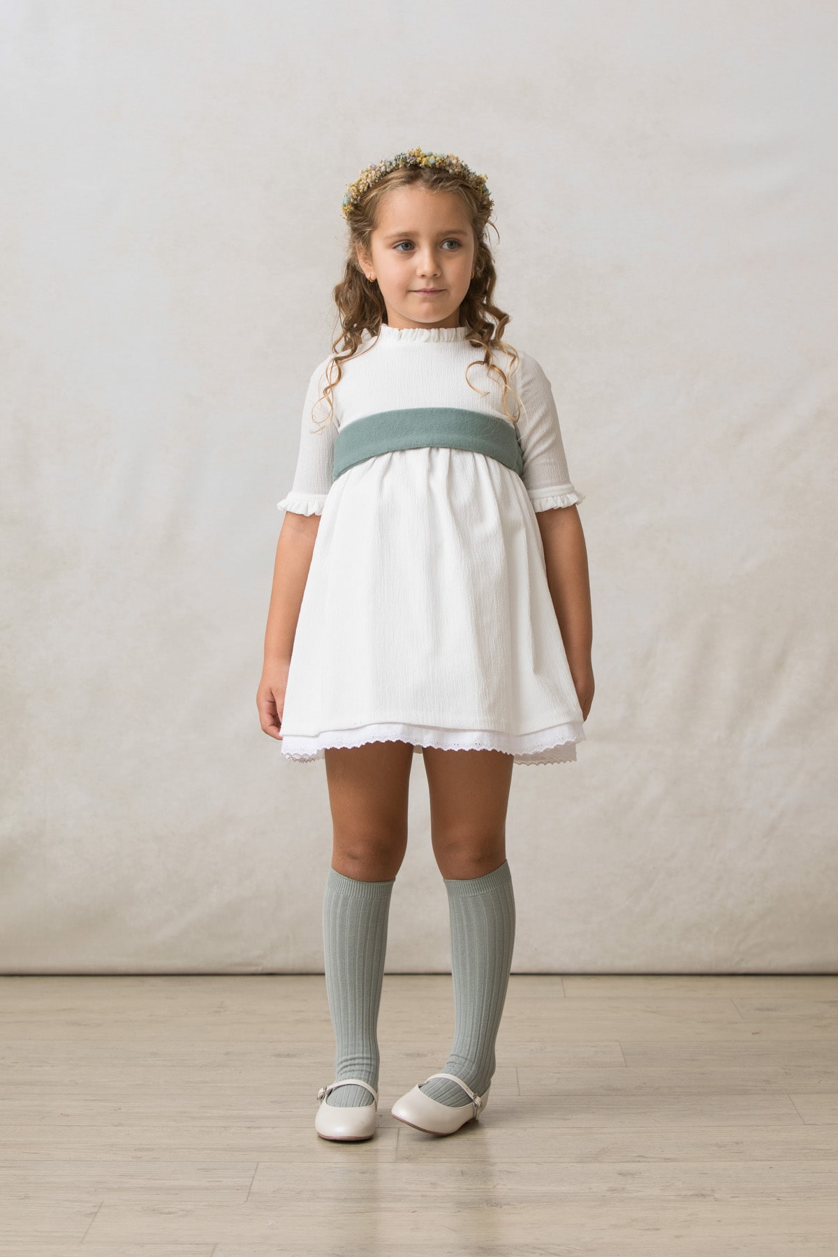 vestido de niña para ceremonia en crepe blanco con manga a codo