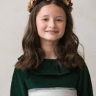 vestido-nina-terciopelo-verde-botella-volante-cuello vestido de niña en terciopelo verde botella con volante en cuello