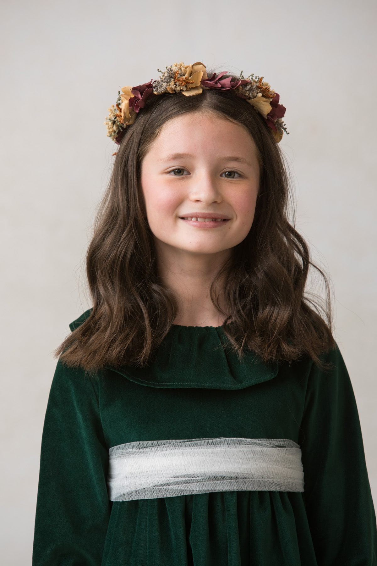 vestido-nina-terciopelo-verde-botella-volante-cuello vestido de niña en terciopelo verde botella con volante en cuello