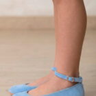 Manoletinas de piel de niña de color azul celeste